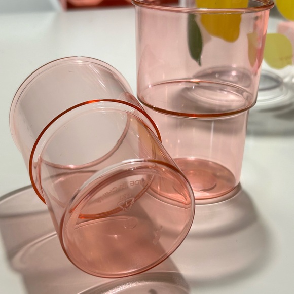 Kate Spade | Acrylic Lemon Pitcher & Set of 2 Cups - Picture 4 of 7